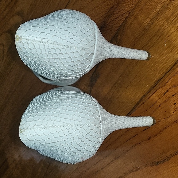 Jessica Simpson White Pumps - Picture 2 of 3